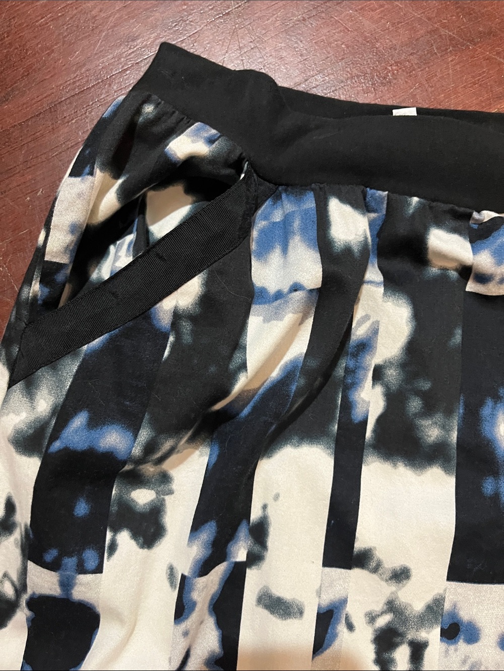 🌻3/$15🌻 Asymmetrical Pleated Skirt in Black, White & Blue - Picture 3 of 10